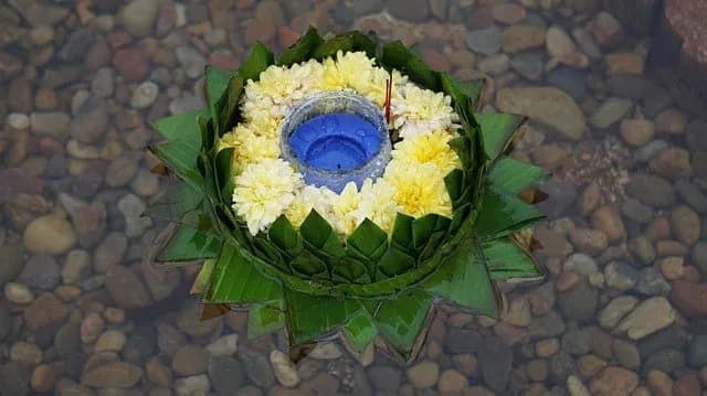 กระทงใบตองประดับดอกไม้