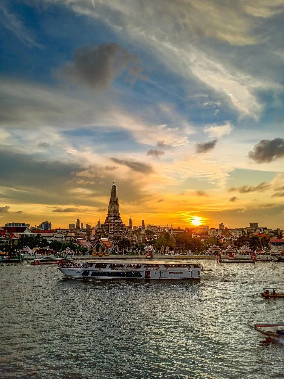 แม่น้ำเจ้าพระยาและวัดอรุณฯ กรุงเทพฯ ยามพระอาทิตย์ตก