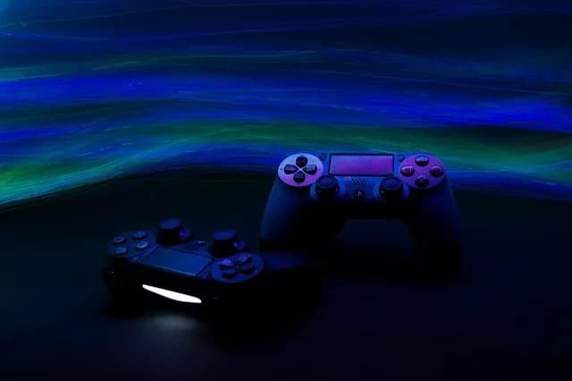 จอยเกมคอนโซลท่ามกลางแสงไฟสีฟ้า